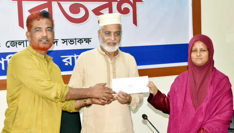 রাজশাহী জেলা পরিষদের আয়োজনে চেক বিতরণ