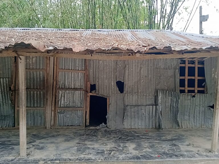 দুর্গাপুরে ভাঙা টিনের ঘরে ঝুঁকি নিয়ে পাঠদান!