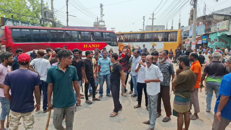 বাস চালককে মারধরের জেরে নওগাঁয় দূরপাল্লার বাস চলাচল বন্ধ