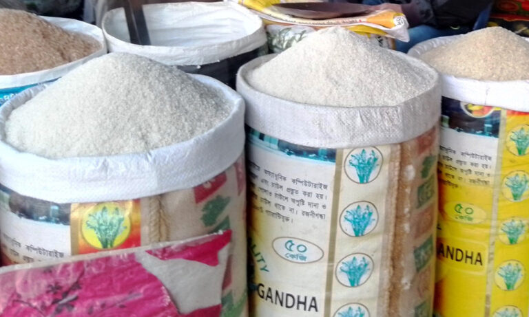 নওগাঁয় ভরা মৌসুমে চালের দাম বাড়ল কেজিতে ৩ টাকা