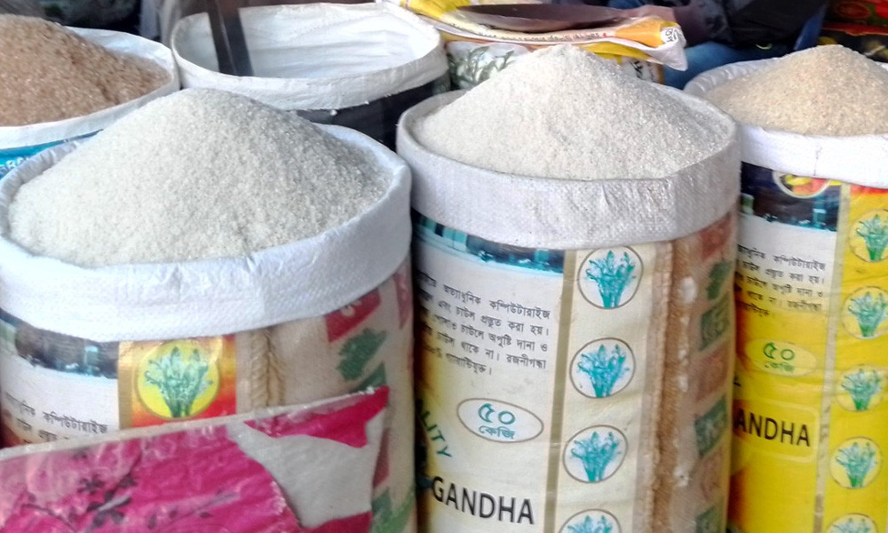 নওগাঁয় ভরা মৌসুমে চালের দাম বাড়ল কেজিতে ৩ টাকা