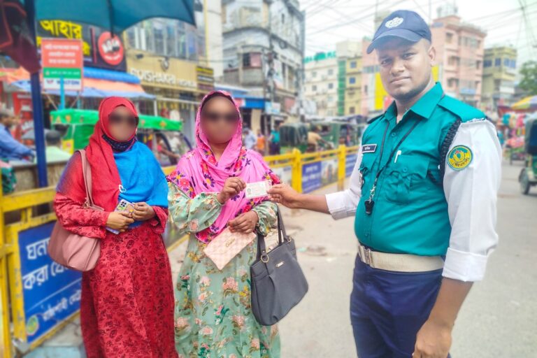 নগরীতে নারীর হারানো ব্যাগ ফিরিয়ে দিলেন ট্রাফিক পুলিশ