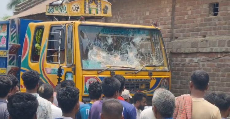 নাটোরে ট্রাকচাপায় প্রাণ গেল মোটরসাইকেল আরোহীর