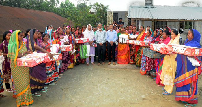 পবায় প্রান্তিক জনগোষ্ঠীর মাঝে মুরগীর বাচ্চা বিতরণ