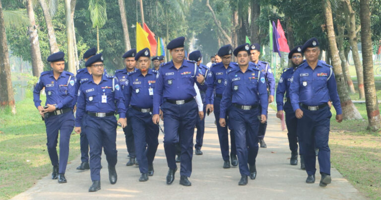 গাঢ় নীল-জলপাই রঙে ফিরছে পুলিশের ইউনিফর্ম