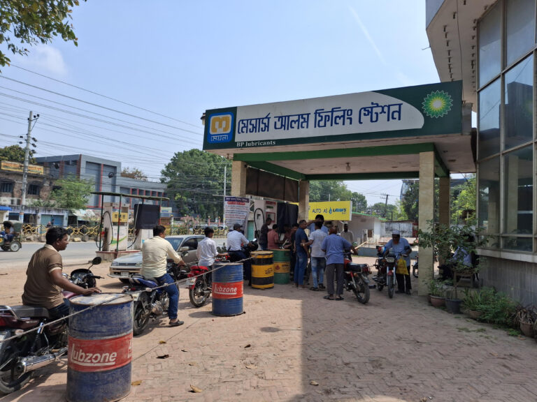 রাজশাহীর পেট্রোল পাম্পগুলোতে স্বস্তি ফিরছে, স্বল্প সময়ে মিলছে তেল