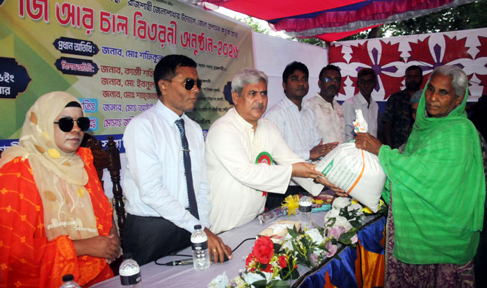পবায় প্রতিবন্ধীদের মাঝে চাল বিতরণ