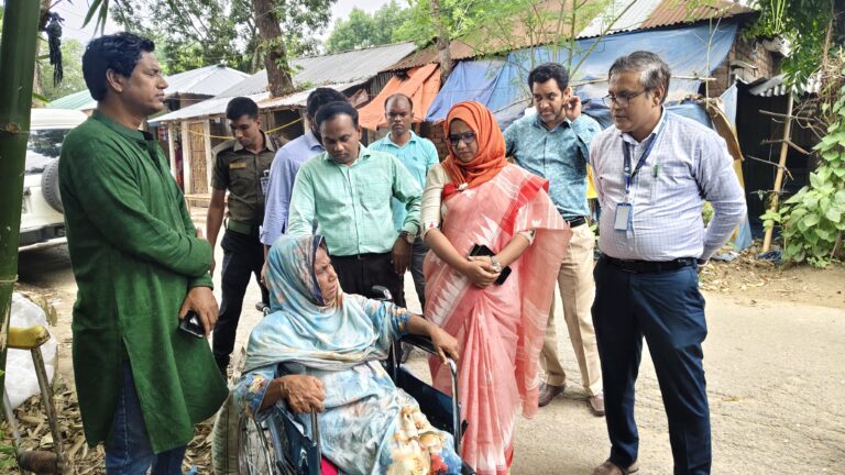 বড়াইগ্রামে খোলা আকাশে রোকেয়া বেগমের মানবেতর জীবনযাপন