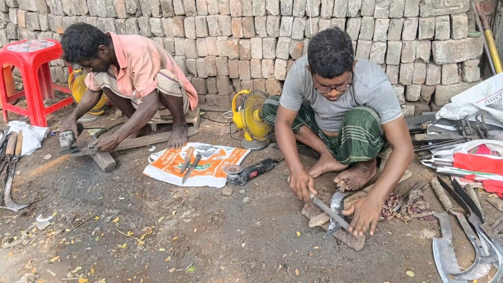 টুং টাং শব্দে মুখর রাজশাহীর কামারপট্টি হাতিয়ারের দাম কম হলেও ক্রেতা বেশি থাকায় সন্তুষ্ঠ কারিগররা