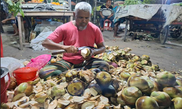 রাজশাহীতে প্রচণ্ড গরমে তালের শাঁসের চাহিদা বেড়েছে
