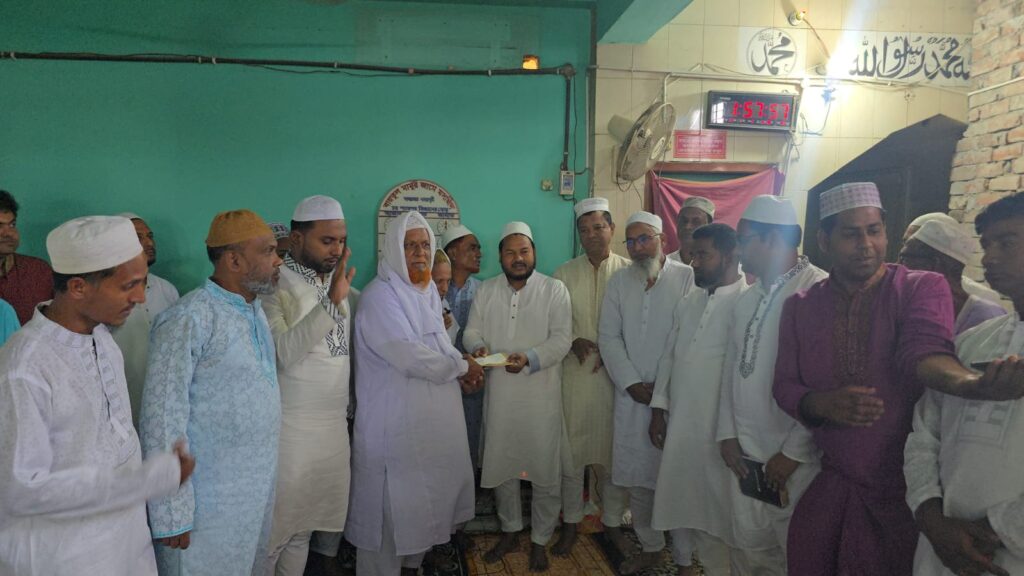 নগরীর বাইতুল মামুর জামে মসজিদের উন্নয়নে অনুদান দিলেন রাসিক প্রশাসক