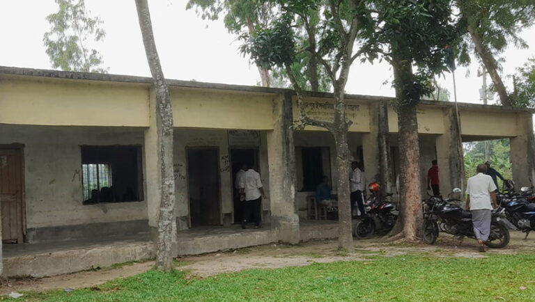 মহাদেবপুরে বিনোদপুর ইসলামিয়া দাখিল মাদ্রাসায় অনিয়মের অভিযোগ
