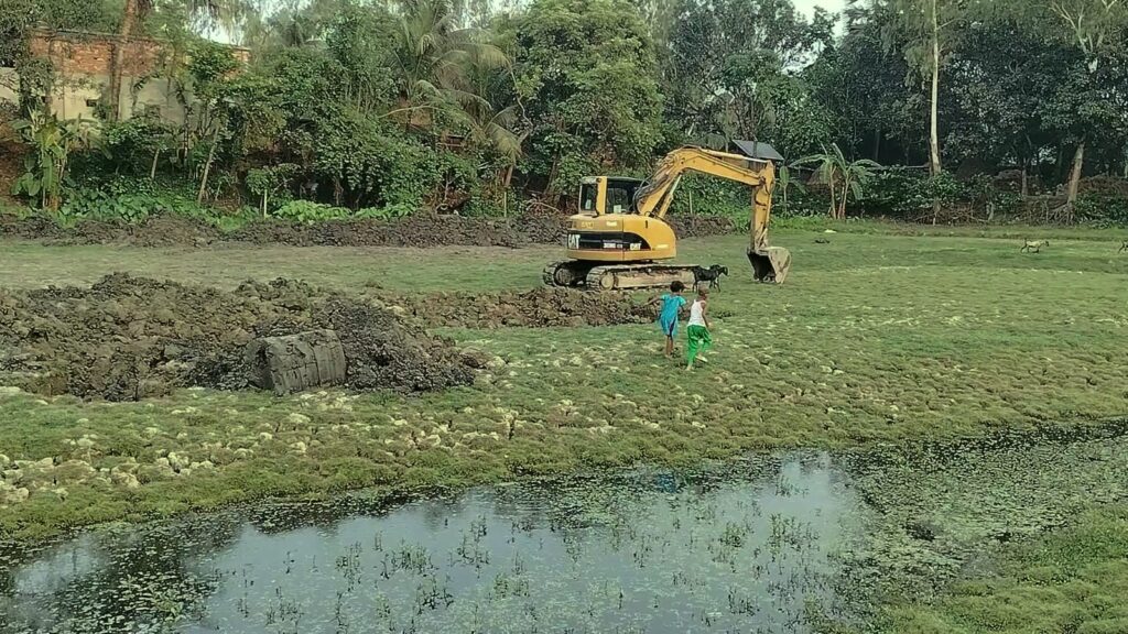 মান্দায় পুকুর সংস্কারের নামে মাটি বিক্রির মহোৎসব