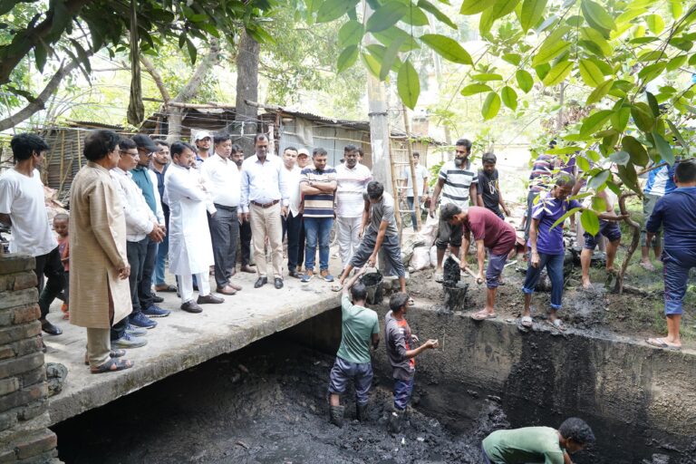নগরীতে ড্রেন পরিস্কারকরণ কার্যক্রম পরিদর্শনে রাসিক প্রশাসক