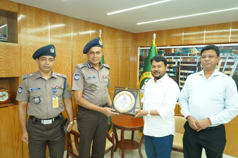 আরএমপি কমিশনার ও রাসিক প্রশাসকের শুভেচ্ছা বিনিময়