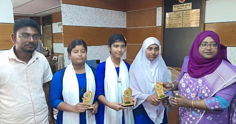 পত্নীতলায় বিজয়ীদের মাঝে পুরস্কার বিতরণ
