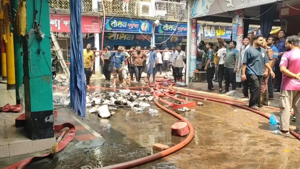 চাঁপাইনবাবগঞ্জ নিউ মার্কেটে অগ্নিকাণ্ড, পুড়লো ২ কোটির টাকার পোশাক