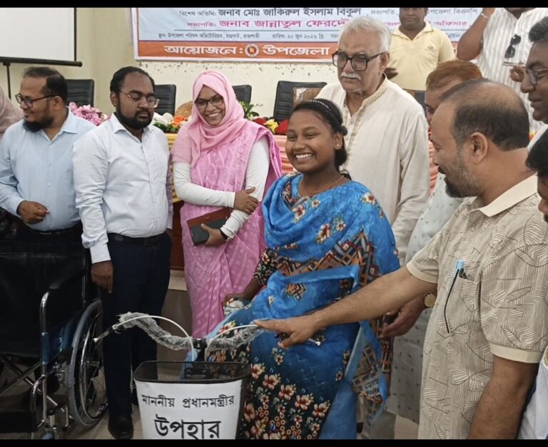 চারঘাটে দুঃস্থদের মাঝে বিভিন্ন উপকরণ বিতরণ