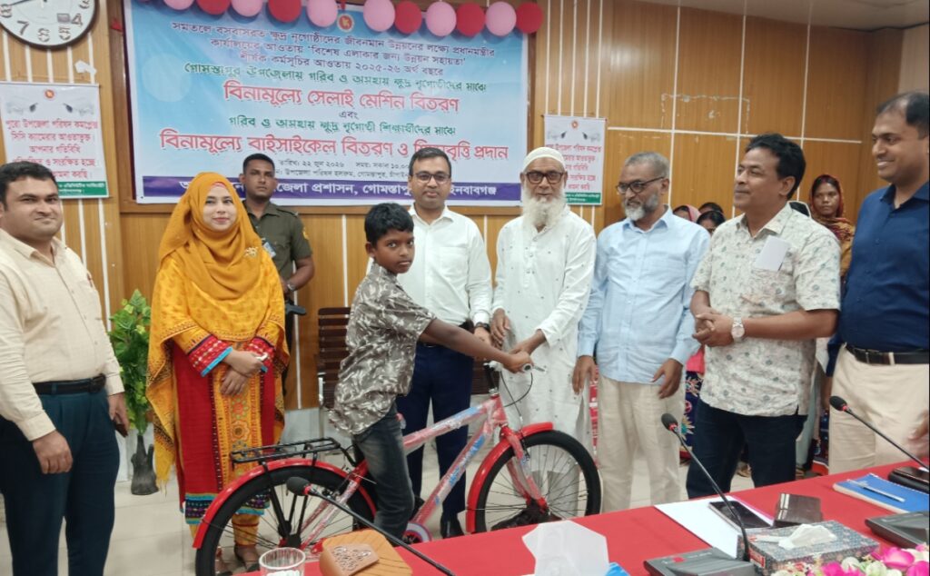 গোমস্তাপুরে ক্ষুদ্র নৃ-গোষ্ঠীদের মাঝে শিক্ষাবৃত্তি প্রদান