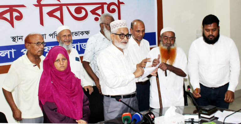 বীর মুক্তিযোদ্ধাদের মাঝে জেলা পরিষদের চেক বিতরণ
