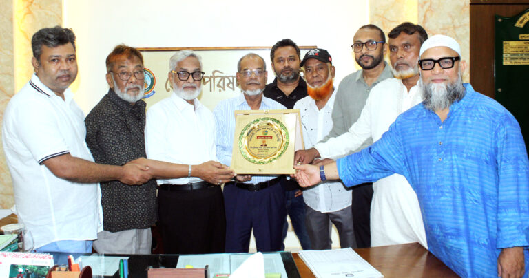 জেলা পরিষদ প্রশাসককে স্মারক প্রদান