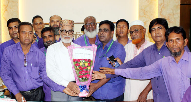 জেলা পরিষদ প্রশাসককে আইনজীবী সহকারী সমিতির ফুলেল শুভেচ্ছা