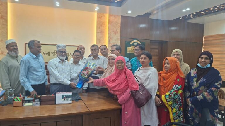 জেলা পরিষদ প্রশাসকে কমেলা হক ডিগ্রি কলেজের ফুলেল শুভেচ্ছা