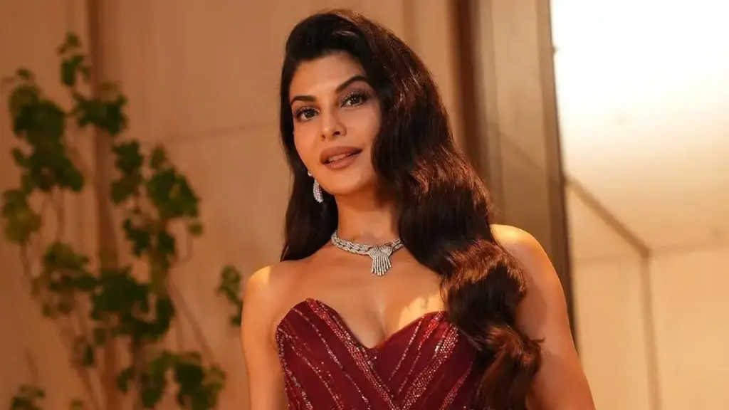 উপহার নিয়ে ফেঁসে যাচ্ছেন জ্যাকুলিন