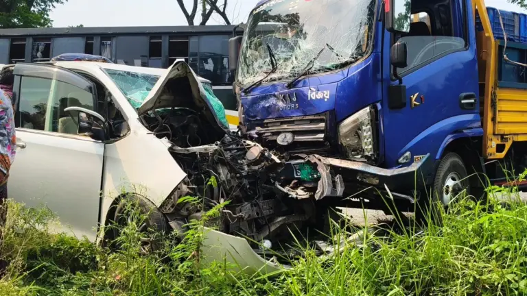 ঢাকায় যাওয়ার পথে দুর্ঘটনায় রাজশাহীর প্রকৌশলীর দুই শিশু নিহত, আহত ৩