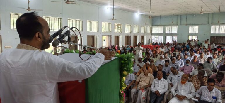 তানোরে শিক্ষক সমিতির অবসরকালীন চেক বিতরণ