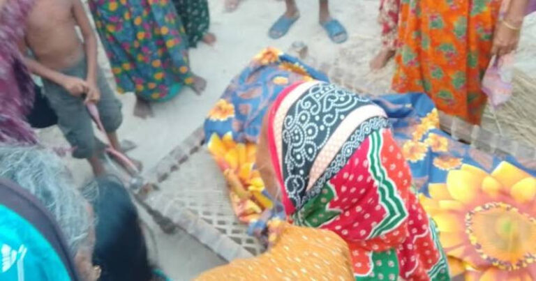 তানোরে খাড়ির ধারে থেকে বৃদ্ধ মহিলার লাশ উদ্ধার