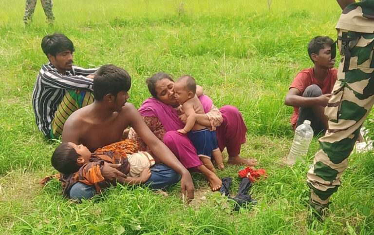 চারঘাট সীমান্তে পুশইনের চেষ্টা রুখতে পাহারায় বিজিবি-গ্রামবাসী