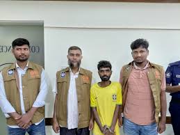 নওগাঁয় সরকারি কর্মকর্তা পরিচয়ে প্রতারণা, যুবক আটক