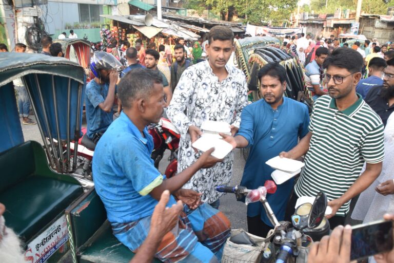 শহীদ জিয়ার শাহাদাত বার্ষীকিতে যুবদলের খাবার বিতরণ
