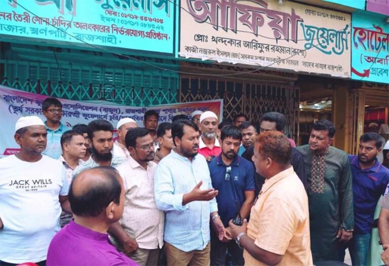 নগরীতে স্বর্ণের দোকানে চুরির ঘটনাস্থল পরিদর্শনে রাসিক প্রশাসক