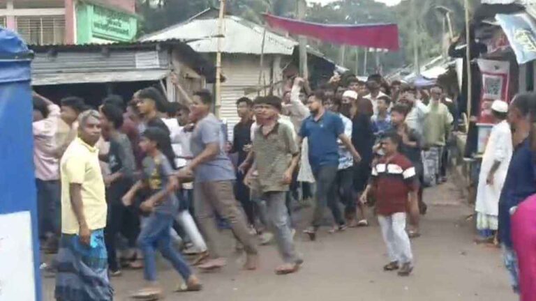 পুলিশের উপস্থিতিতে নিষিদ্ধ ছাত্রলীগ-যুবলীগের মিছিল