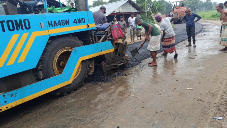 পোরশায় বৃষ্টির মধ্যেই রাস্তার কার্পেটিং কাজ, ক্ষুব্ধ এলাকাবাসী