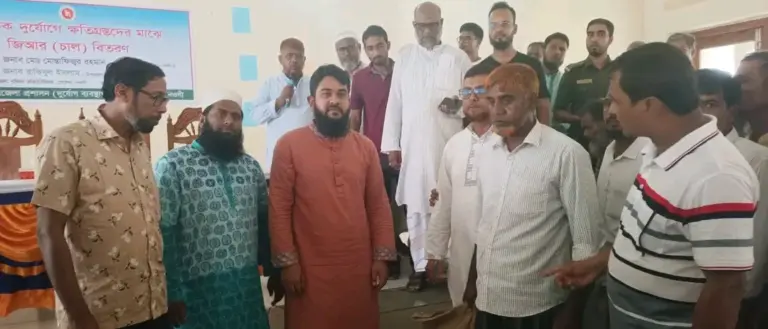 পোরশায় ক্ষতিগ্রস্ত পরিবারের মাঝে জিআর চাল বিতরণ