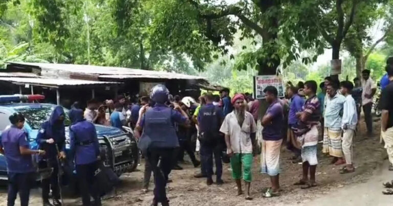 বড়াইগ্রামে মসজিদের মাইকে ঘোষণা দিয়ে দুই পক্ষের সংঘর্ষে আহত ১০