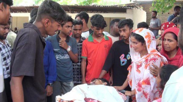 বাঘায় ভ্যান থেকে ছিটকে পড়ে শিশু নিহত
