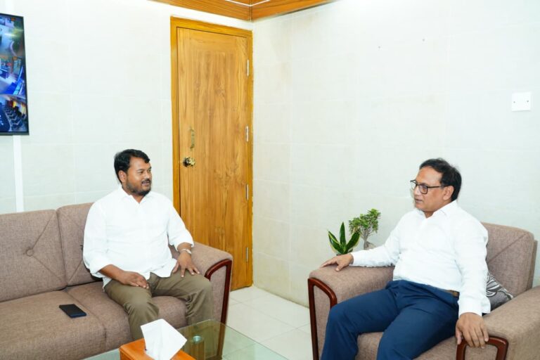 বিভাগীয় কমিশনারের সাথে রাসিক প্রশাসকের সাক্ষাত