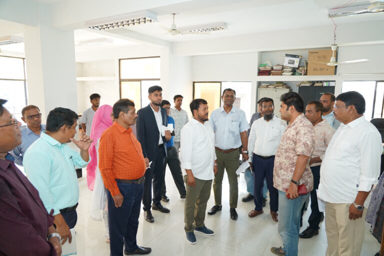 কর্মকর্তা-কর্মচারীদের সাথে রাসিক প্রশাসকের ঈদ শুভেচ্ছা বিনিময়