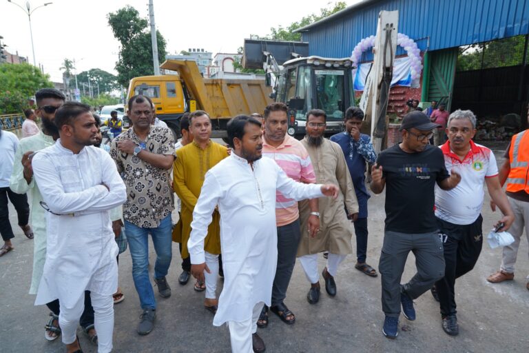 ঘোষিত সময়ে কোরবানির বর্জ্য অপসারণ করে প্রশংসায় ভাসছে রাসিক