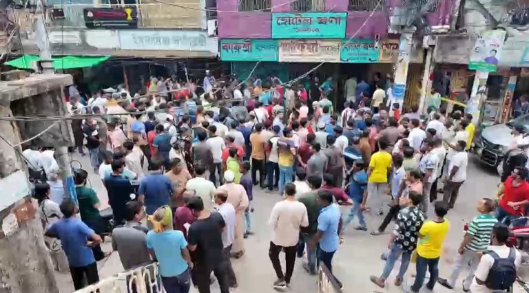প্রতিবাদে অনির্দিষ্টকালের জন্য দোকান বন্ধ রাখার ঘোষণা রাজশাহীতে জুয়েলার্সে চুরি, কোটি টাকার অলঙ্কার লুট