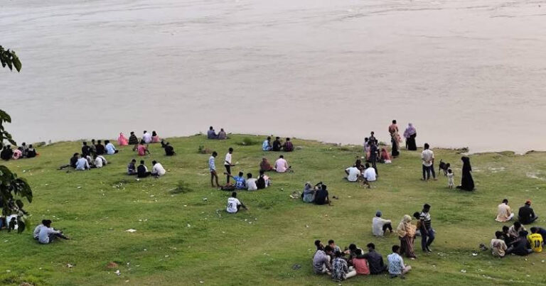 গোদাগাড়ীতে পদ্মাপাড়ে হাজার হাজার মানুষের ভিড়, নদীর বুকে মিনি কক্সবাজার