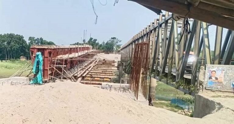 চঁপাইয়ে তিন বছরেও শেষ হয়নি পাগলা নদীর সেতু কাজ, দুর্ভোগে সোয়া দুই লাখ মানুষ