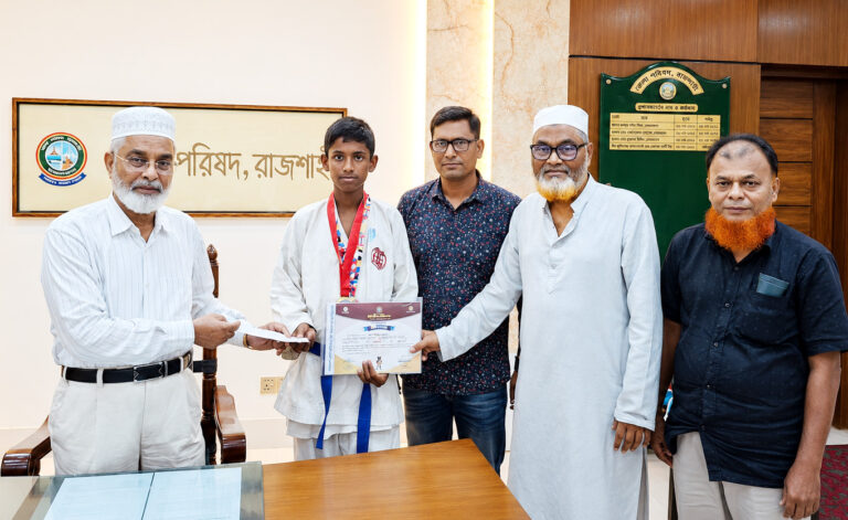 কারাতে শিক্ষার্থী আতিকুলকে জেলা পরিষদের আর্থিক সহায়তা প্রদান