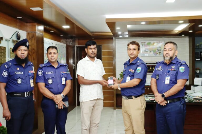 রাজশাহীতে হারিয়ে যাওয়া ৫০টি মোবাইল মালিকের কাছে ফিরিয়ে দিল পুলিশ