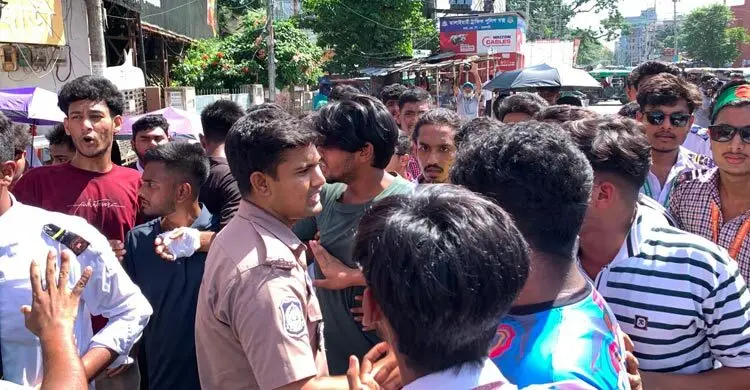 ঢাকা-রাজশাহী মহাসড়ক অবরোধ করে শিক্ষার্থীদের বিক্ষোভ