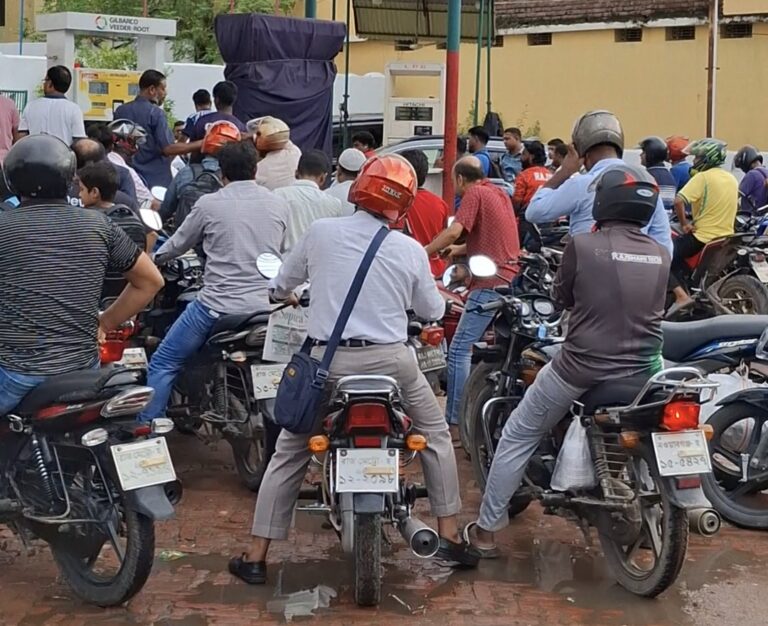 রাজশাহীতে জ্বালানি তেল সংকটের গুজবে ফিলিং স্টেশনগুলোতে ভিড়